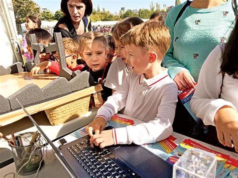 Çocuklar, kendi 3D oyunlarını tasarlamak ve oluşturmak için temel kodlama kavramlarını öğreniyorlar.