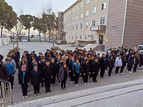 Öğrenciler depremde hayatını kaybedenler için saygı duruşunda bulundus