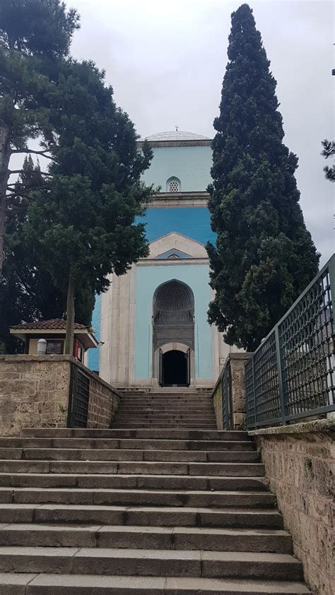 çerisinde çoğunlukla saygın kişilerin gömülü olduğu anıtsal tarihi mezarlar için de türbe kelimesi kullanılır.