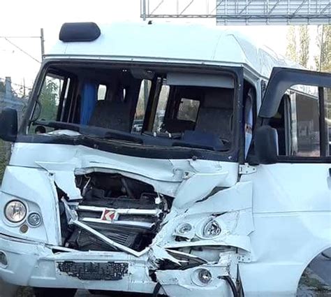 İşçi servisi ile kamyonet çarpıştı, 8 kişi yaralandı
