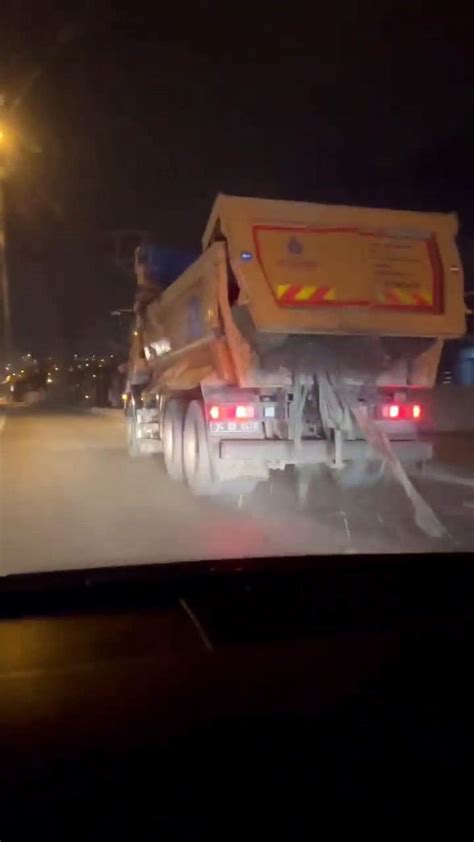 İBB’ye ait hafriyat kamyonun kapağı açık kalınca caddeye düşen taş parçalar tehlike saçtı: O anlar kameradas