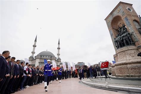 İmamoğlu Taksim Anıtında Atatürk’ü anma törenine katıldı