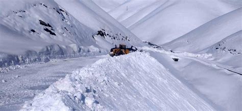 İran sırında bulunan Onbaşılar köyünün yolu kardan temizlendi