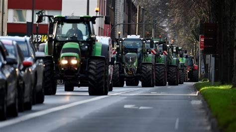 İspanya'da çiftçilerin yol kapatma eylemi üçüncü gününe girdi - Son Dakika Haberleri