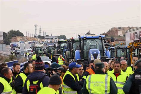 İspanyol çiftçiler AB’nin tarım politikalarını protesto ettis