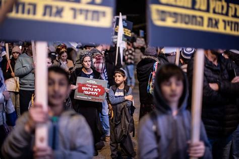 İsrail''de halk ikiye bölündü: Bir tarafta savaş, diğer tarafta barış yanlıları sokaklara çıktı
