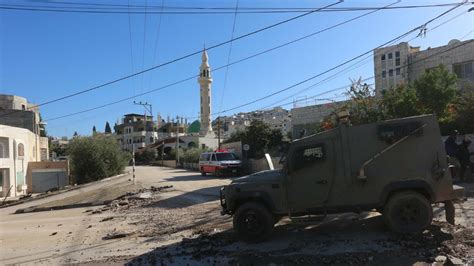 İsrail güçleri Batı Şeria'da 35 Filistinliyi gözaltına aldı - Son Dakika Haberleri