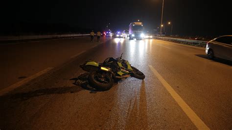 İstanbul'da otoyoldaki trafik kazasında motosiklet sürücüsü hayatını kaybetti
