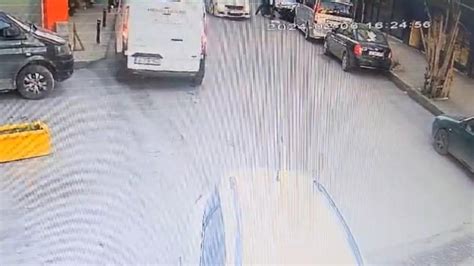 İstanbul’da motosikletli adama silahlı saldırı kamerada: Önünü kesip başından vurdulars