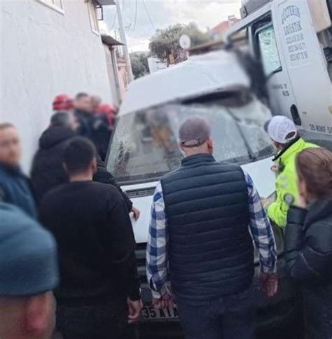 İzmir''de feci kaza! TIR, işçi servisine çarptı: 3 ölü, 11 yaralı