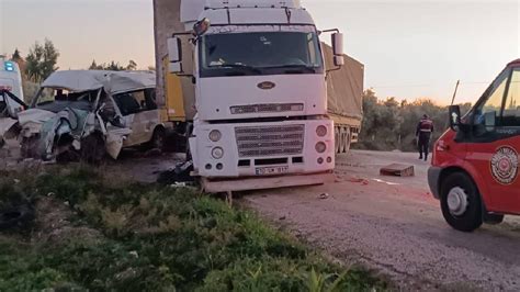 İzmir'de tır minibüsle çarpıştı: 3 ölü - Son Dakika Haberleri