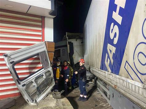 İzmir’de karşı şeride geçen tır, servis minibüsüyle çarpıştı: 2 ölü, 12 yaralıs