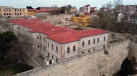 Şairin, Sinop Cezaevi ' nde hükümlü bulunduğu sırada yazdığı ve adlandırmak yerine numaralandırdığı Hapishane Şarkısı adlı beş şiirinin sonuncusu ve .