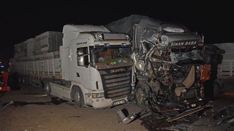 Şanlıurfa'da iki tırın çarpıştığı kazada sürücüler yaralandı - Son Dakika Haberleri