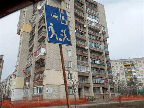 В якому році з'явилися супутникові тарілки в США