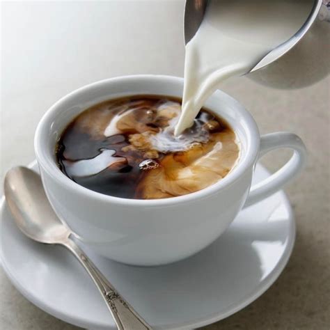 Как полезнее пить кофе с молоком или без?