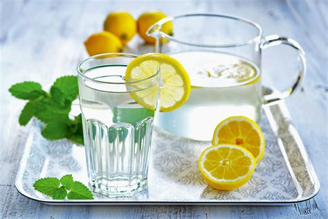 Когда лучше пить воду с лимоном утром или вечером?
