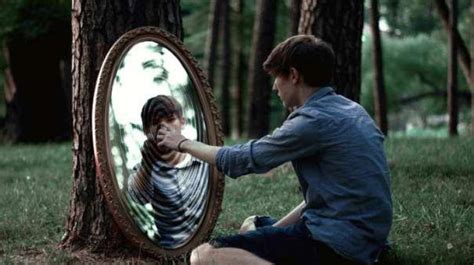 Почему нельзя смотреть в зеркало в осознанном сне?