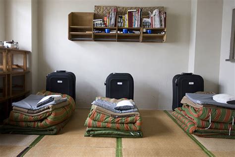 Я влюбился в этот симулятор биржевой торговли в стиле Японии 80-х годов, который отправил меня в тюрьму за инсайдерскую торговлю