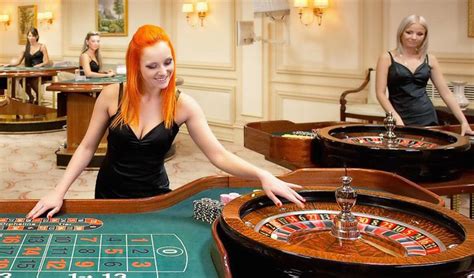 девушка играет в казино