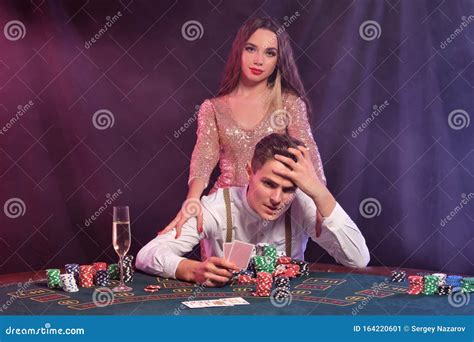 казино девушка и мужчина