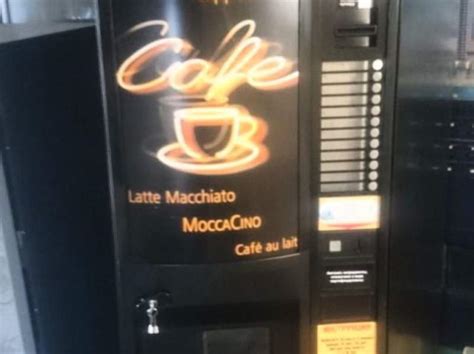 как вытащить деньги из кофейного автомата