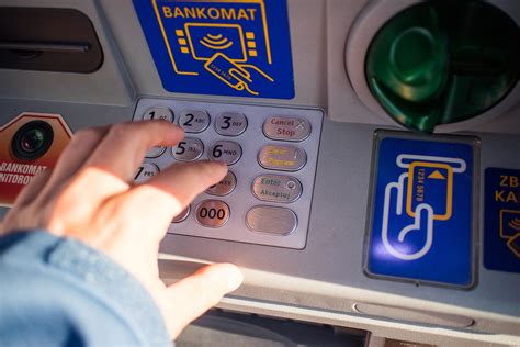 как снять деньги с автомата без банковской карты