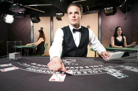 работник казино стоящий за игорным столом