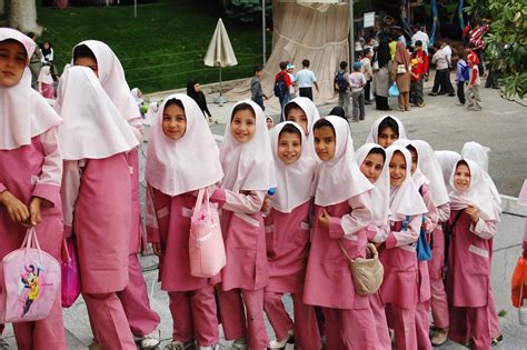 بالصور لبس الروضة الحكومية للبنات في السعودية 1444 ، إذ تعد السعودية من البلدان التي يرتدي طلاب الروضة الحكومية زياً موحداً 