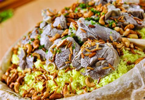 تشتهر عرعر طبق من الأرز و و اللحم مع السمن البري مع خبز الصاج فما هو، تقع عرعر في المملكة العربية السعودية حيث تشتهر بالكثير من العاداتs