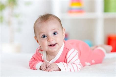 تطورات الطفل في الشهر الثالث من عمره