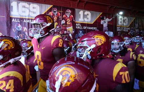 ‘A losing hand:’ Legal experts examine USC’s push against players being classified as employees