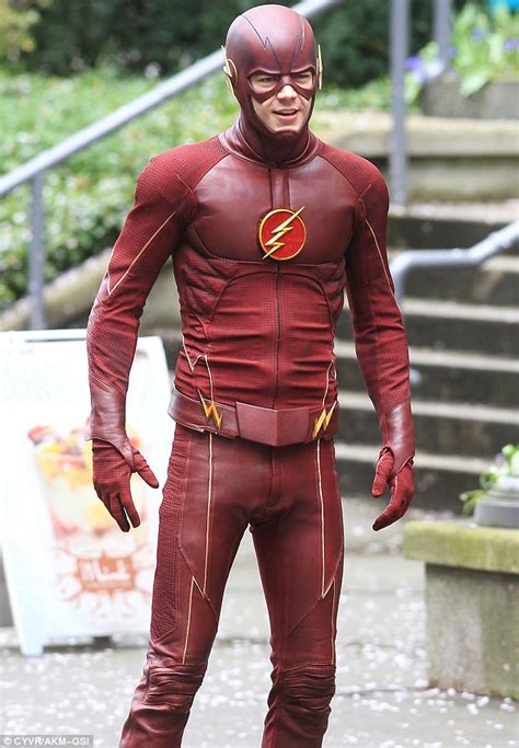 ‘Flash’: Grant Gustin Takes Off in First Image of Full Suit (Photo)