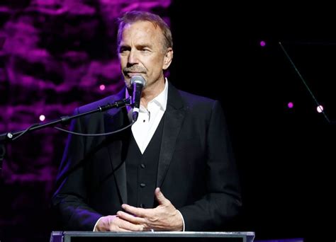 ‘Flirty’ Kevin Costner seems unable to keep his hands off Jewel on Caribbean trip: report