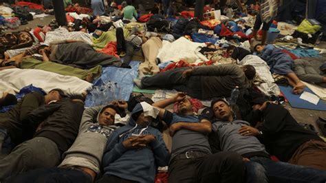 ‘It’s an emergency’: City, federal officials meeting to address refugees stuck sleeping on street