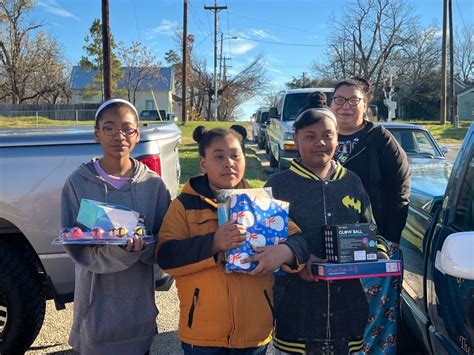 ‘Vato Claus’ gives gifts to kids in need on Christmas Day