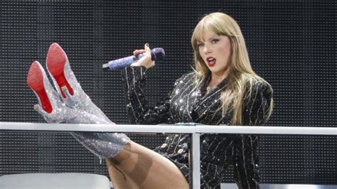 ‘You have to have a strategy’: Fans ready to snatch up Taylor Swift Toronto tickets