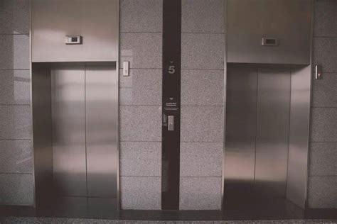 “手扶电梯”英语怎么说？才不是"hand elevator"！弄错就 …