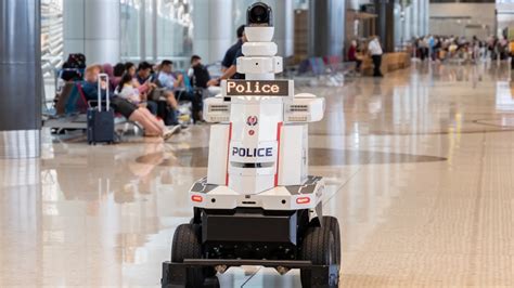 “Como sacado de Black Mirror”: Robots policía patrullan el aeropuerto de Singapur