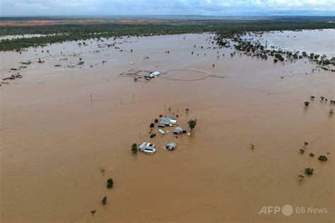 「悲劇の」：クイーンズランドでの事故により 母と娘が死亡、警察が行き 車両目撃情報を呼びかけ