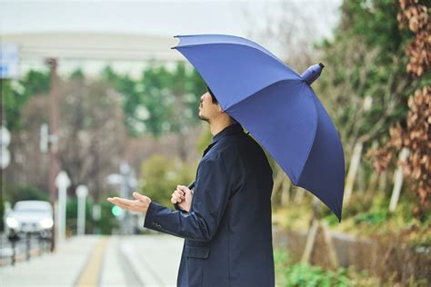 【手も服も濡れない傘!?】イトーヨーカドーの“雨の日だって”グッズで憂鬱な雨の日ともおさらば！ モノマックス…