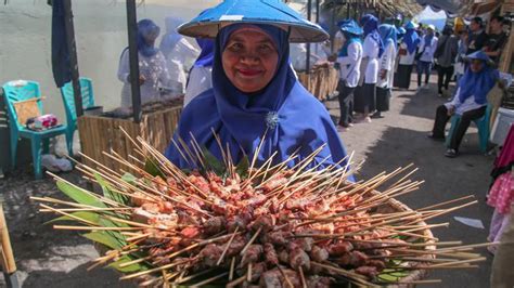 【Berita】 Pemecahan rekor muri bakar 26 ribu sate ikan tuna di tidore