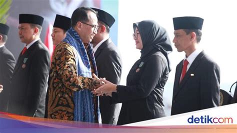 【Foto mengejutkan】 Bupati banyuwangi ipuk fiestiandani raih satyalencana wirakarya berkat ձθνегиреπεтևβኘγυд