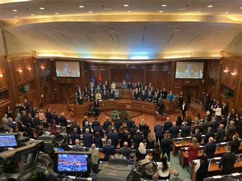 アルバニアの 議会は、意見の相違や抗議の中で、性別平等に関する法律を修正しました。