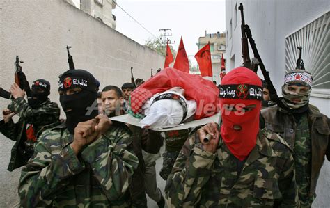 イスラエルは、 ガザの武装勢力が人質とされる遺体を引き渡したと述べています。