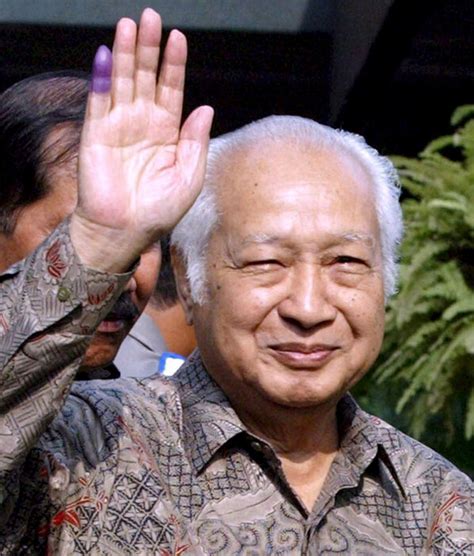 インドネシアの活動家たちが、スハルトに「英雄」の肖像を提案に反対しています。