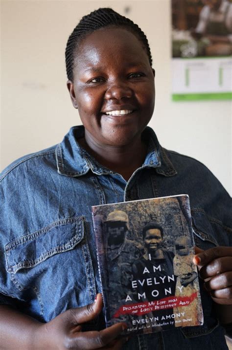 ウガンダ人は、LRAの首謀者ジョセフ・コニーに対する軍事犯罪の告発を歓迎し、逮捕を要求しています。