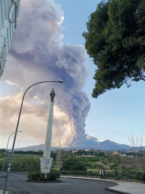 シチリア島のエトナ山が噴火、空港閉鎖 イタリア - CNN.co.jp