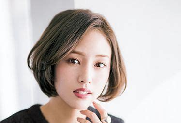センター分けが似合う女性ってこんな人 似合うようになる重要なポイントも解説 Domani