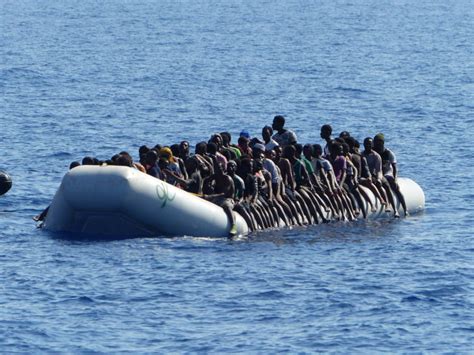 マレイシア・タイとの国境で難民船が沈んだし、何十人が行方知れずになっている。